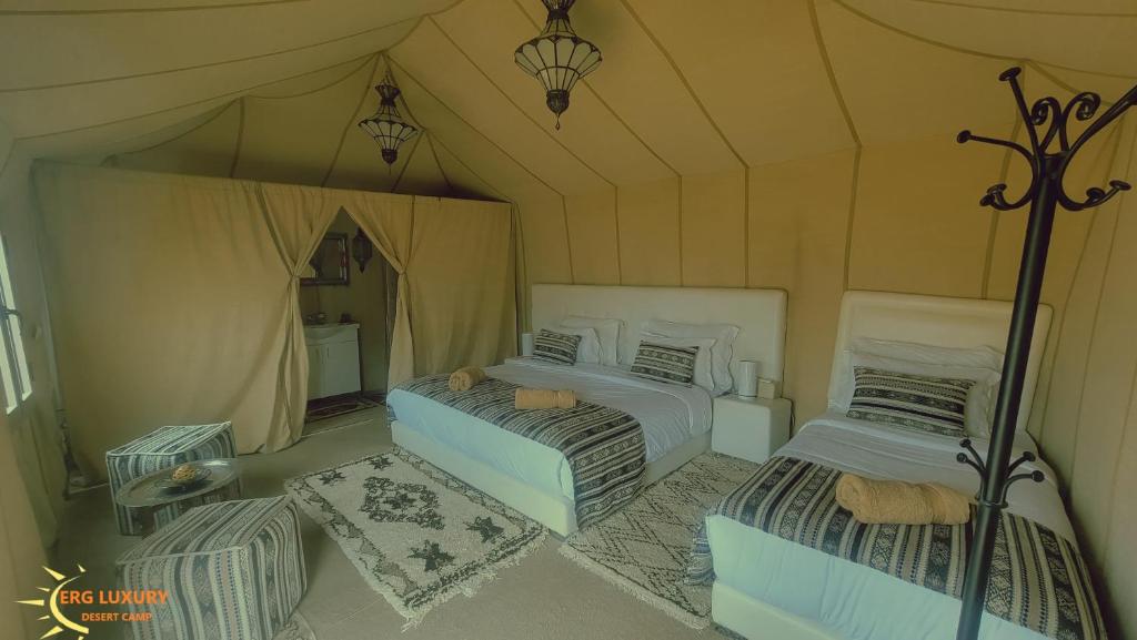 Postel nebo postele na pokoji v ubytování Dounia Luxury Camp