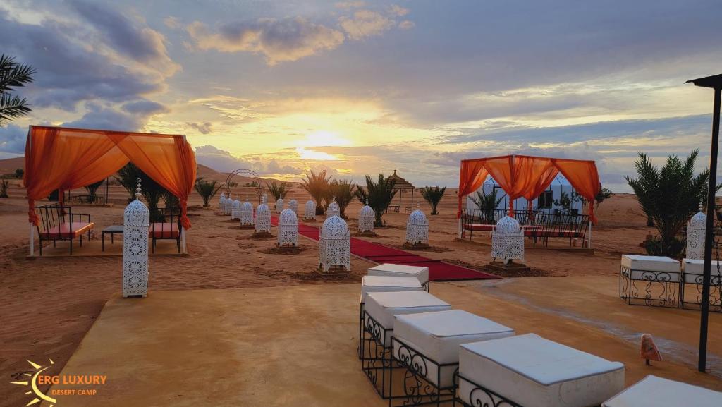 Východ nebo západ slunce při pohledu z luxury tent nebo okolí