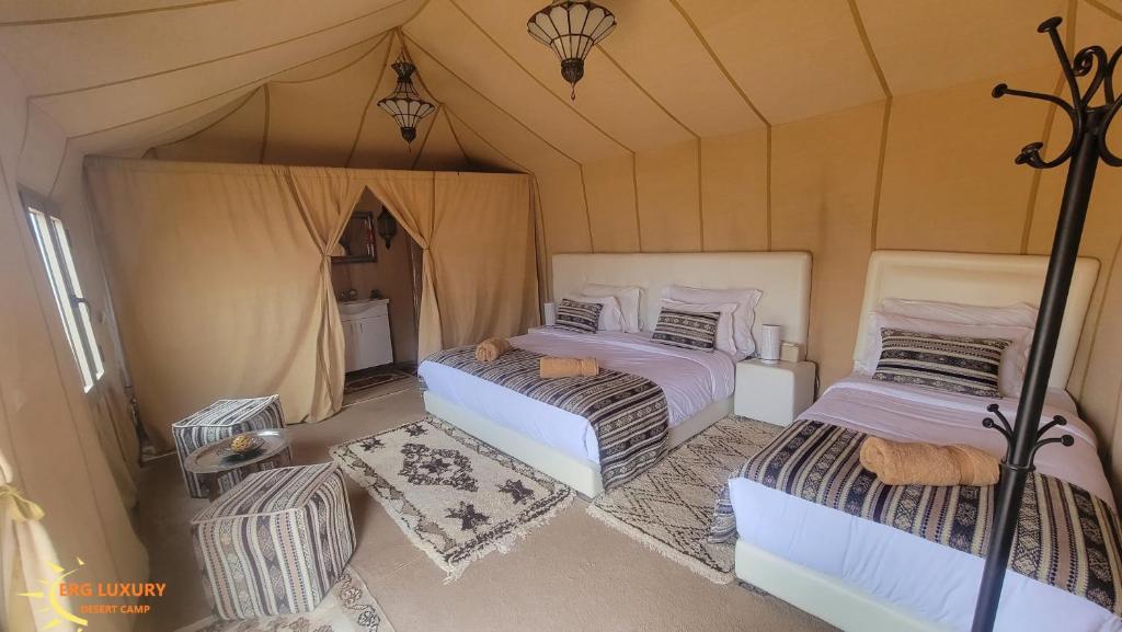 Postel nebo postele na pokoji v ubytování Dounia Luxury Camp