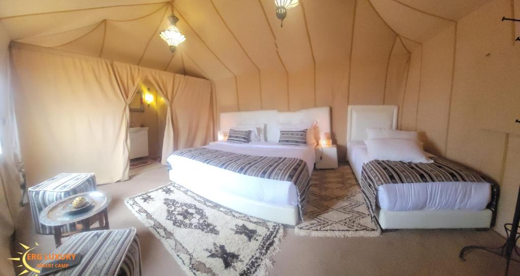 Postel nebo postele na pokoji v ubytování Dounia Luxury Camp