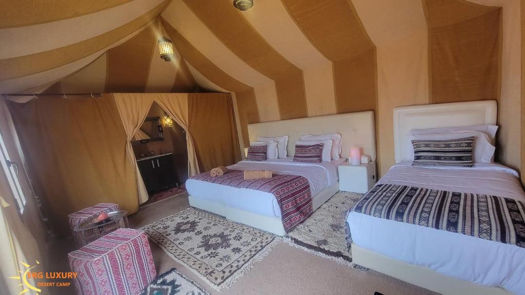 Postel nebo postele na pokoji v ubytování Dounia Luxury Camp