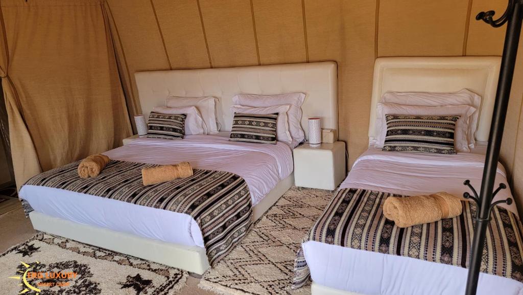 Postel nebo postele na pokoji v ubytování Dounia Luxury Camp