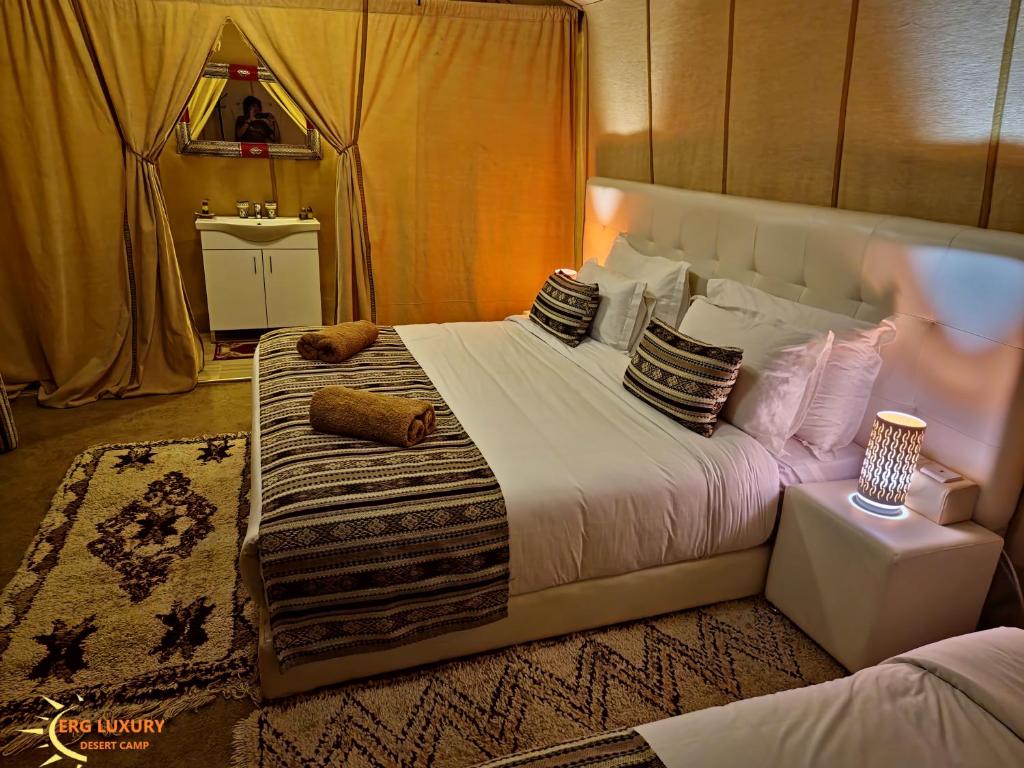 Postel nebo postele na pokoji v ubytování Dounia Luxury Camp