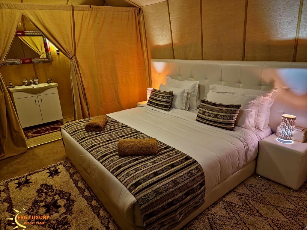 Postel nebo postele na pokoji v ubytování Dounia Luxury Camp