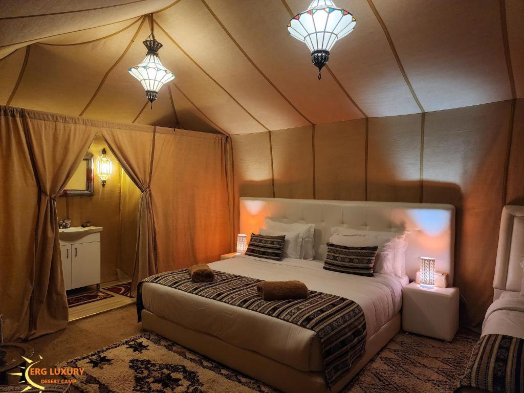 Postel nebo postele na pokoji v ubytování Dounia Luxury Camp