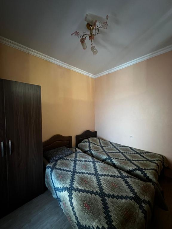 Un dormitorio con una cama y un ventilador de techo. en Modern Space, en Angisa
