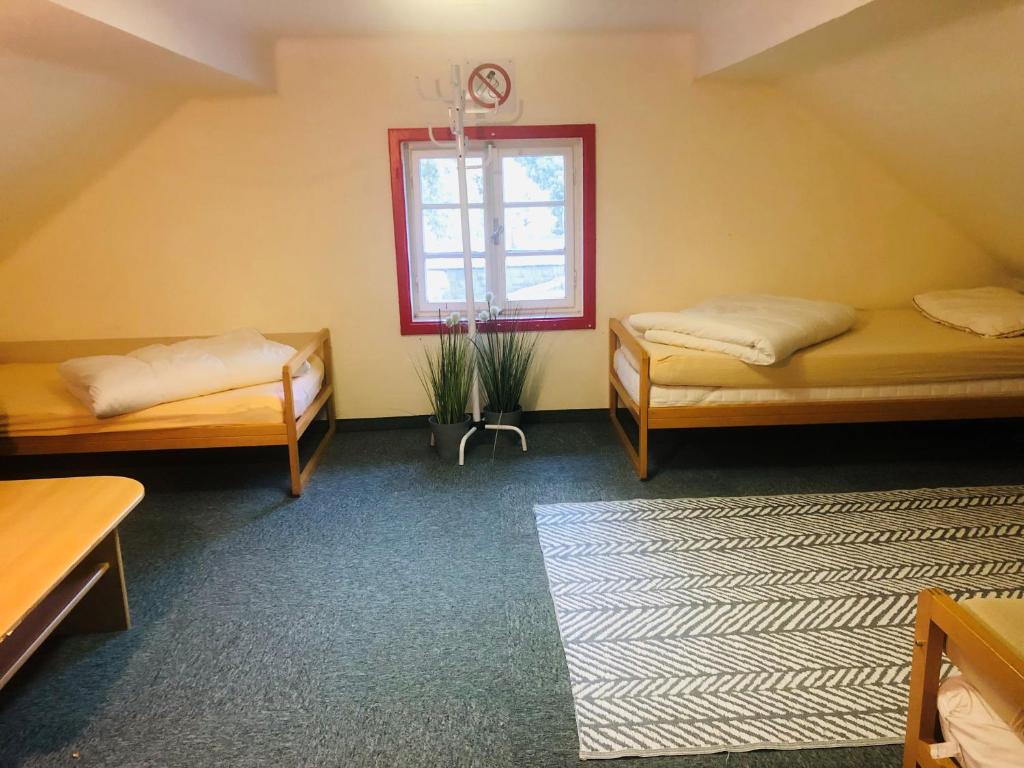 Postel nebo postele na pokoji v ubytování Naturfreundehaus Wallersee
