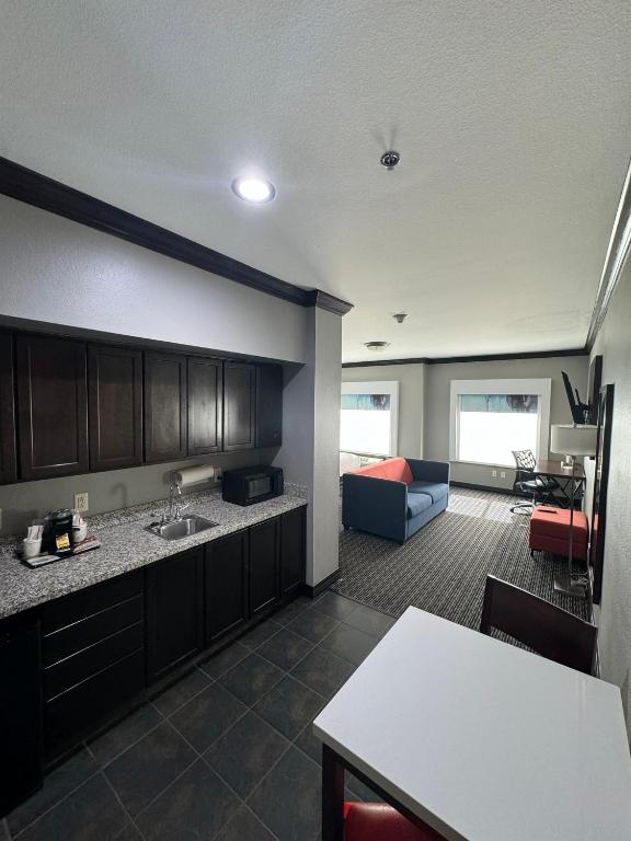 Kuchyň nebo kuchyňský kout v ubytování Hawthorn Suites by Wyndham Lubbock