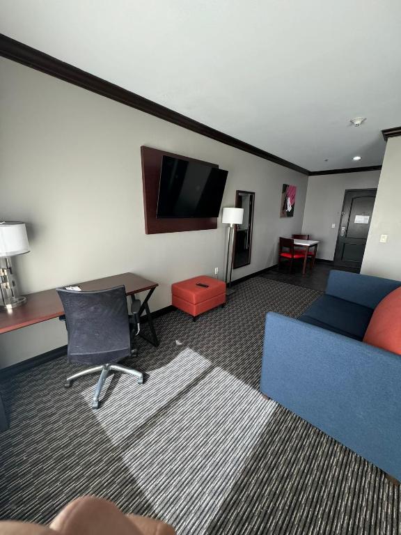 TV a/nebo společenská místnost v ubytování Hawthorn Suites by Wyndham Lubbock