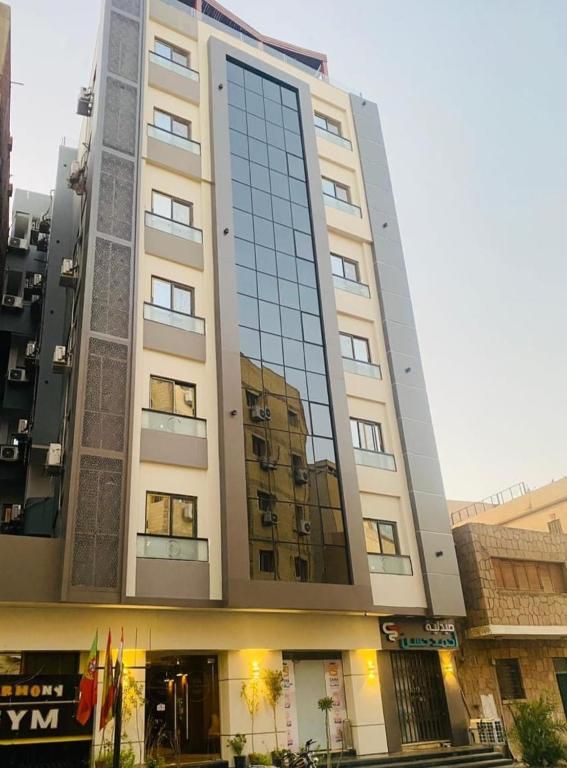 アスワンにあるnuba nile hotelのたくさんの窓がある高い建物