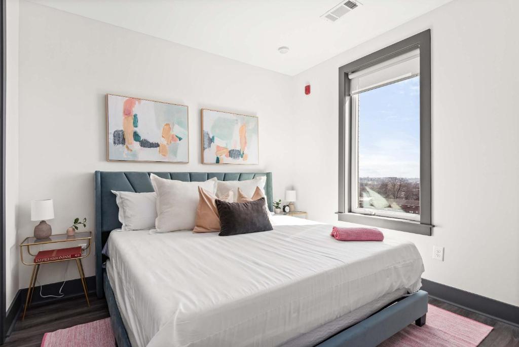 Downtown Dolly - Stylish Airy and Cozy - Housity