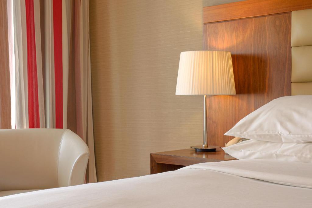 Postel nebo postele na pokoji v ubytování Sheraton Athlone Hotel