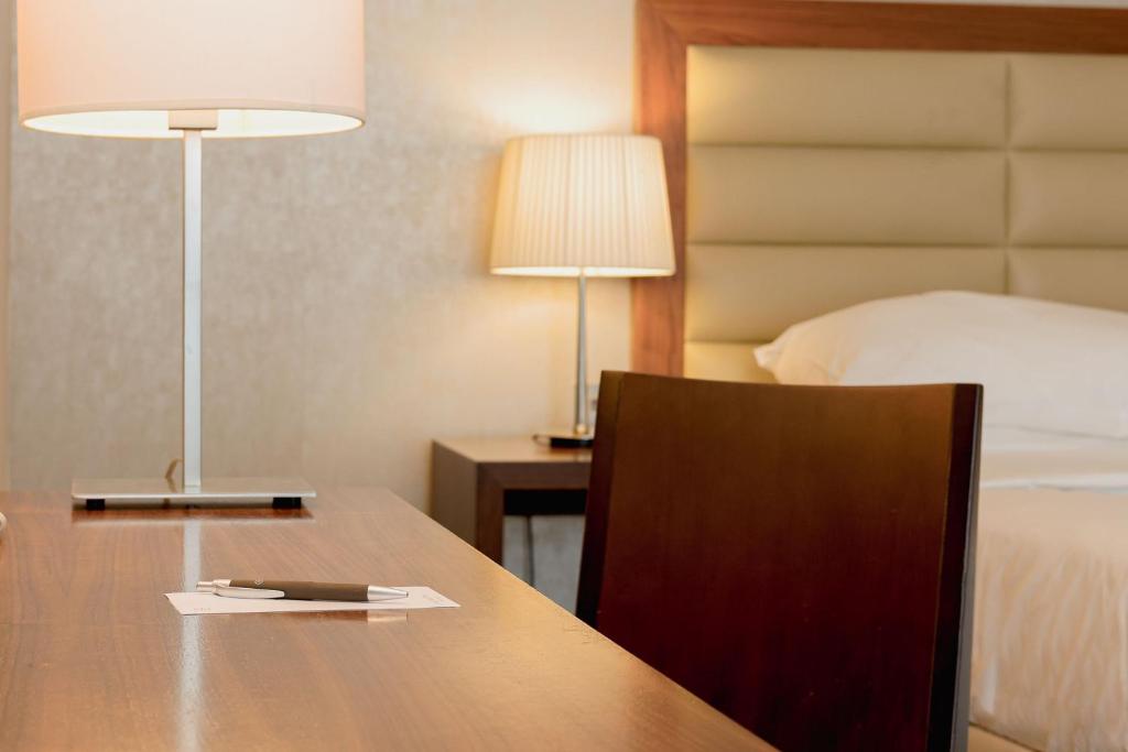 Postel nebo postele na pokoji v ubytování Sheraton Athlone Hotel