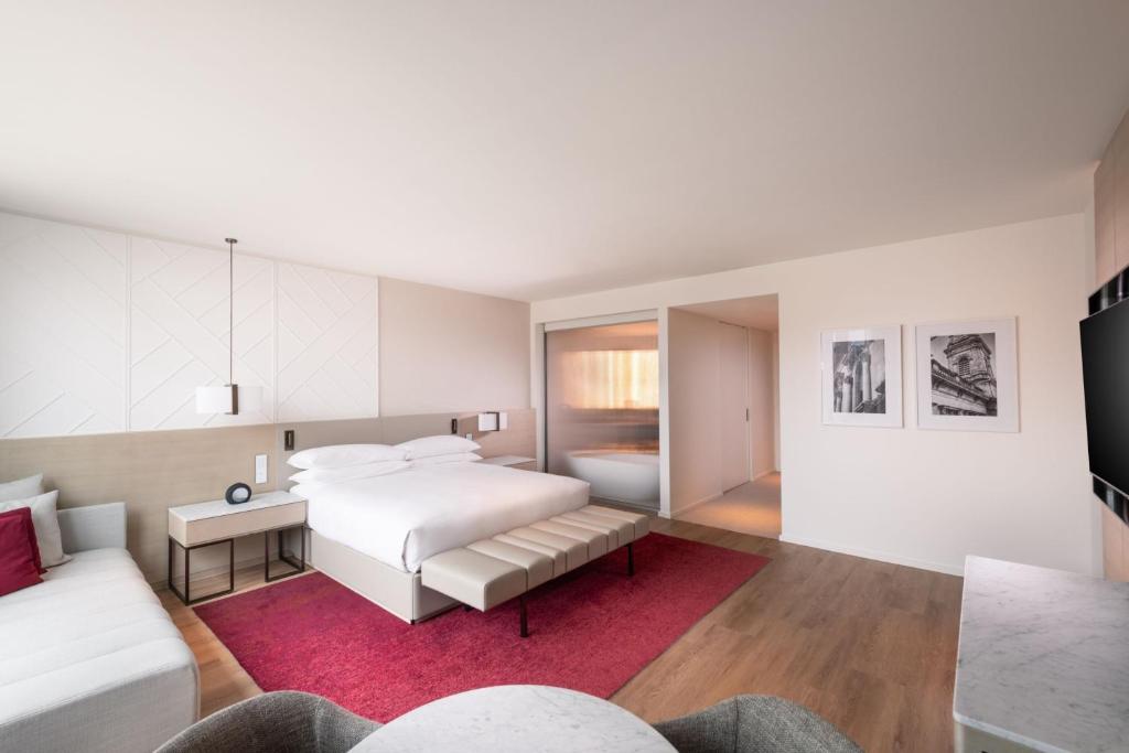 Postel nebo postele na pokoji v ubytování Adelaide Marriott Hotel