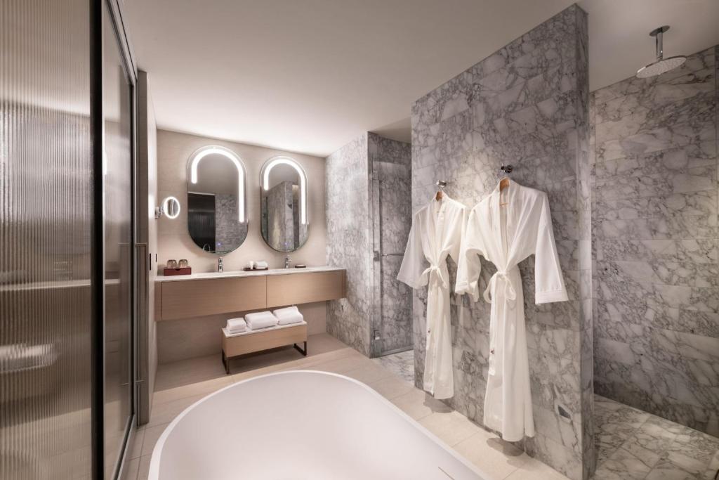 Koupelna v ubytování Adelaide Marriott Hotel