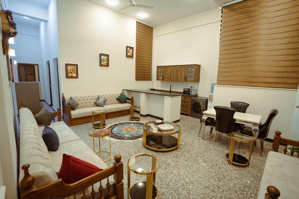 una sala de estar con un sofá y una mesa en شقق دار الزيني - Dar Alzainy Apartments, en Baghdād