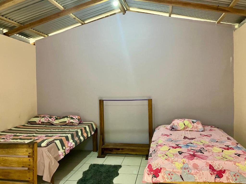 Postel nebo postele na pokoji v ubytování Camping Babsita-TIPI und Hütten und Stellplätze für Zelt und Camper direkt am Meer und See
