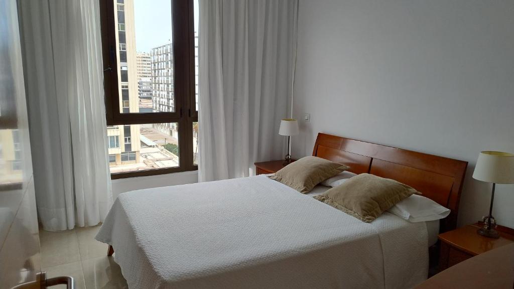 Un dormitorio con una cama y una ventana grande en Casa Mina, en Las Palmas de Gran Canaria