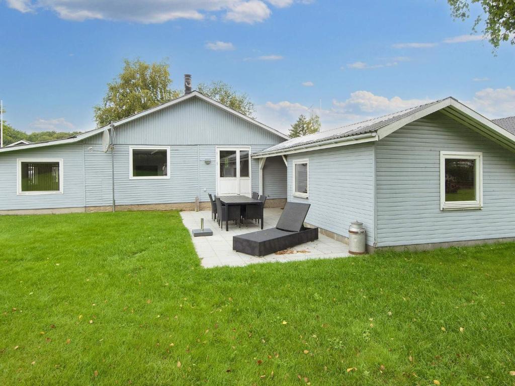 una casa con un patio con una mesa en el patio en 6 person holiday home in Haderslev-By Traum, en Haderslev