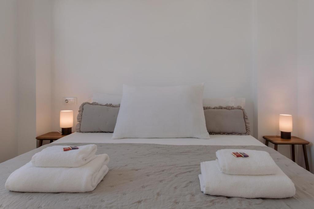 1 Schlafzimmer mit 2 Betten mit weißer Bettwäsche und 2 Lampen in der Unterkunft Antic Rooms Varadero in Villajoyosa