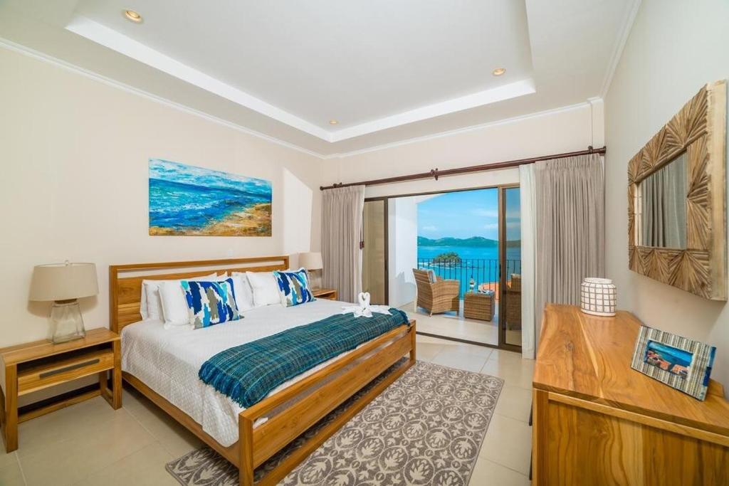 um quarto com uma cama e vista para o oceano em Spectacular Ocean View Condo em Playa Flamingo