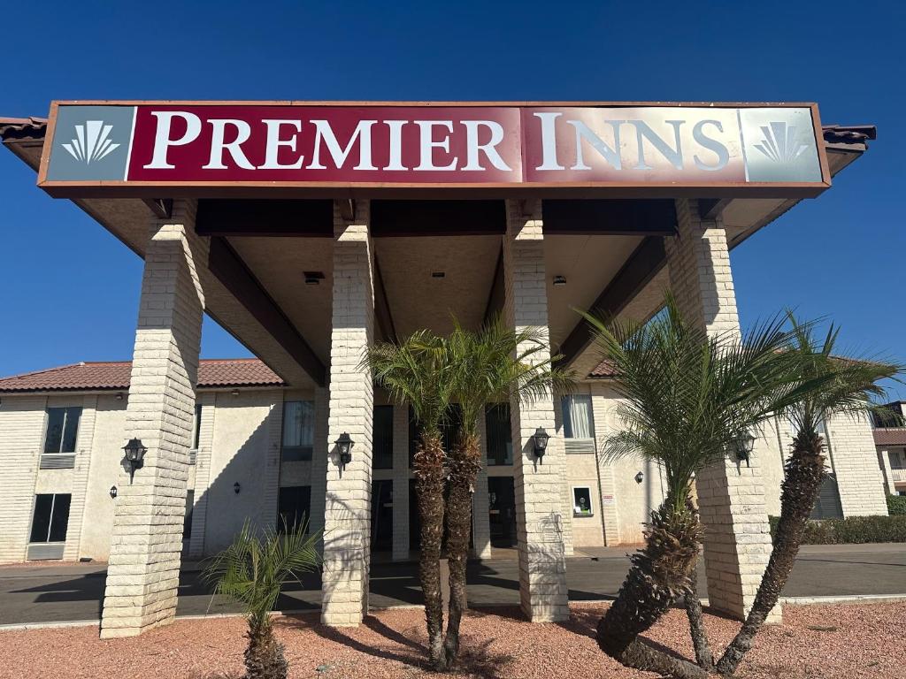 ein Schild für einen Gasthof mit Palmen vor der Unterkunft in der Unterkunft Premier Inns Metro in Phoenix