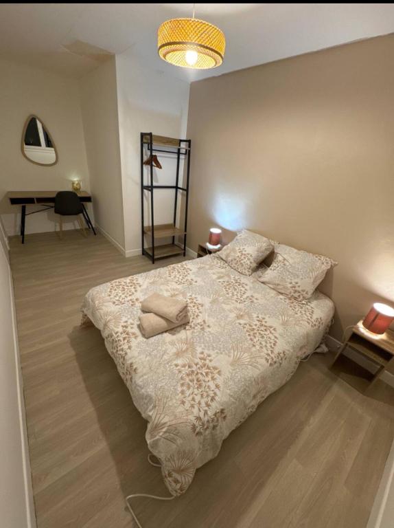 une chambre avec un lit et un bureau dans l'établissement Claire joie, à Bourges