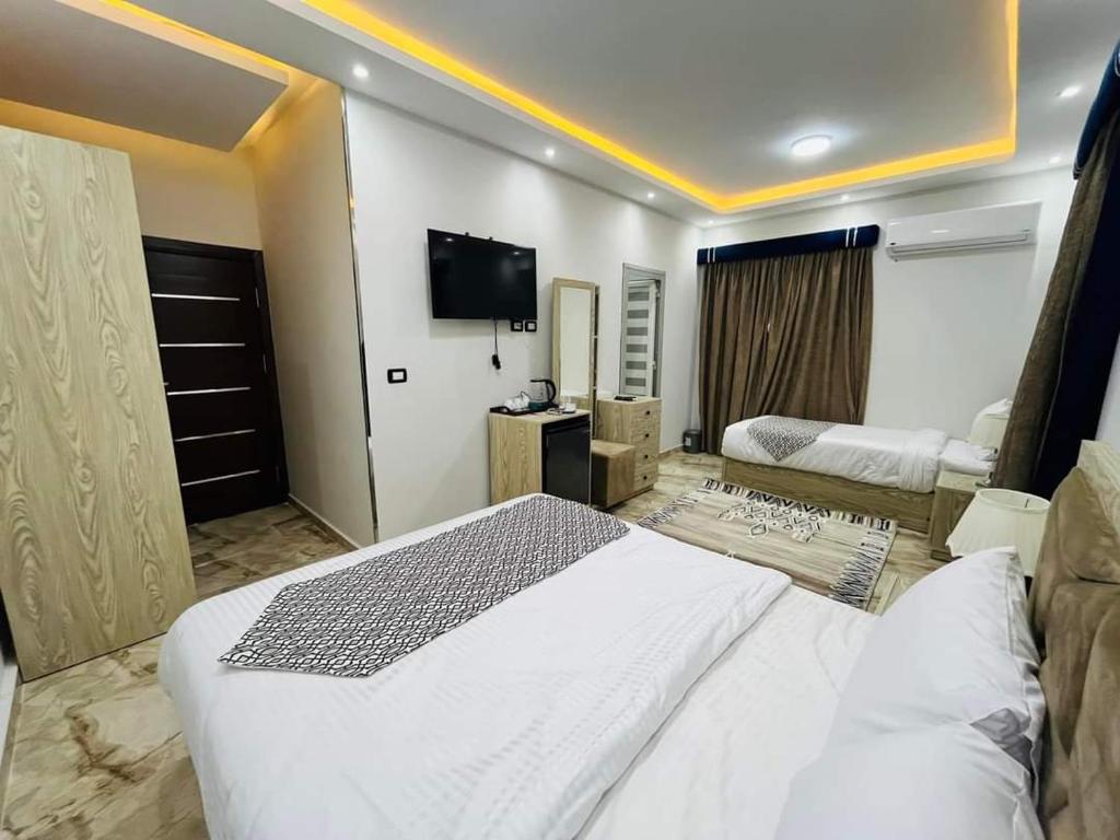 Postel nebo postele na pokoji v ubytování wadi El Muloak house