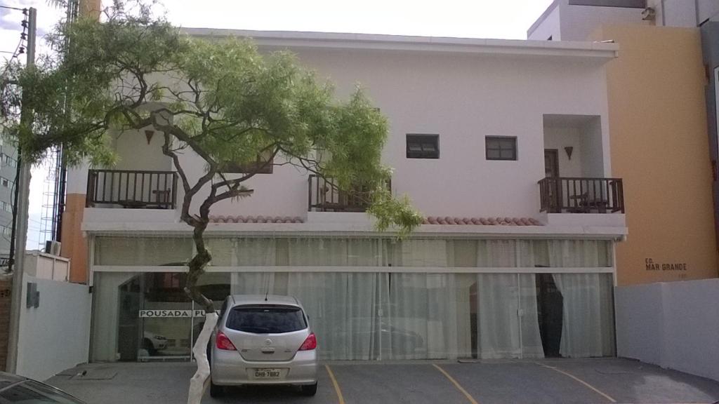Pousada Pura Vida في ماسيو: موقف سيارة امام مبنى