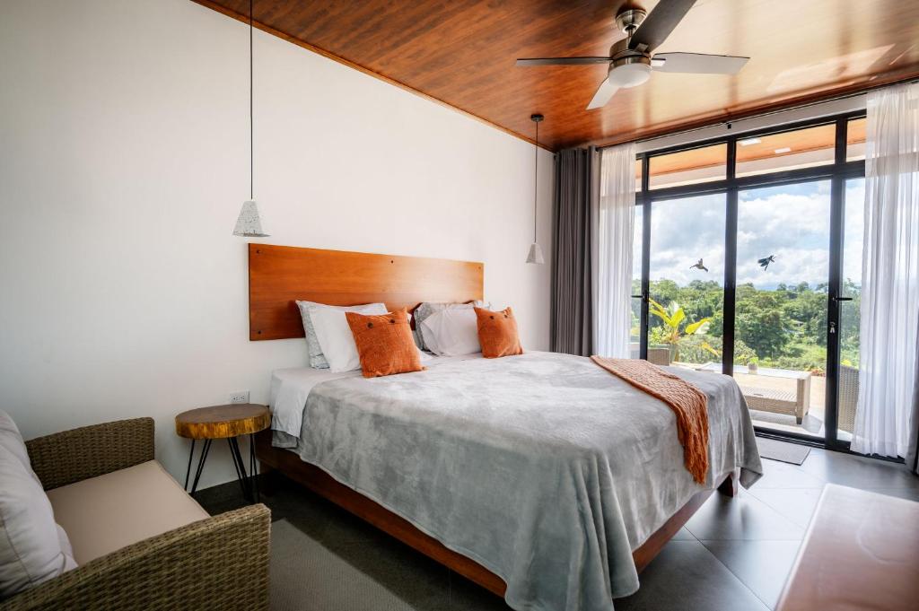 Postel nebo postele na pokoji v ubytování Villas Santa Maria - Private Bay Lake Arenal