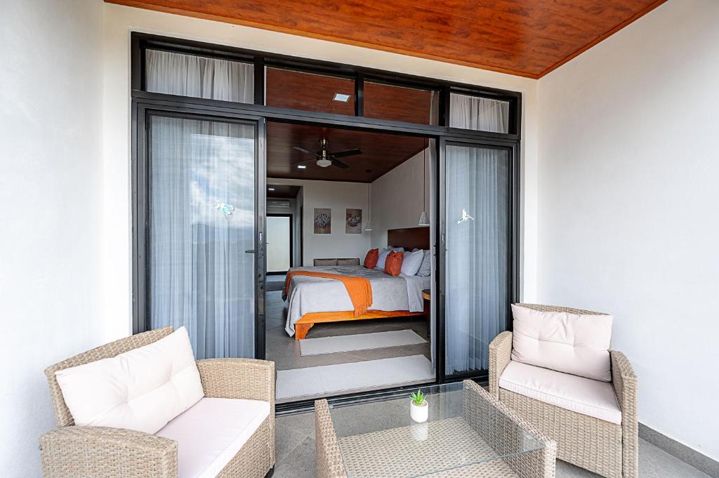 Postel nebo postele na pokoji v ubytování Villas Santa Maria - Private Bay Lake Arenal