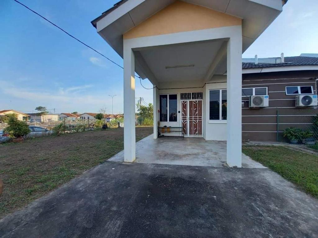 a detached house with a garage in a suburb at HomestayLj Gurun in Kampung Gurun