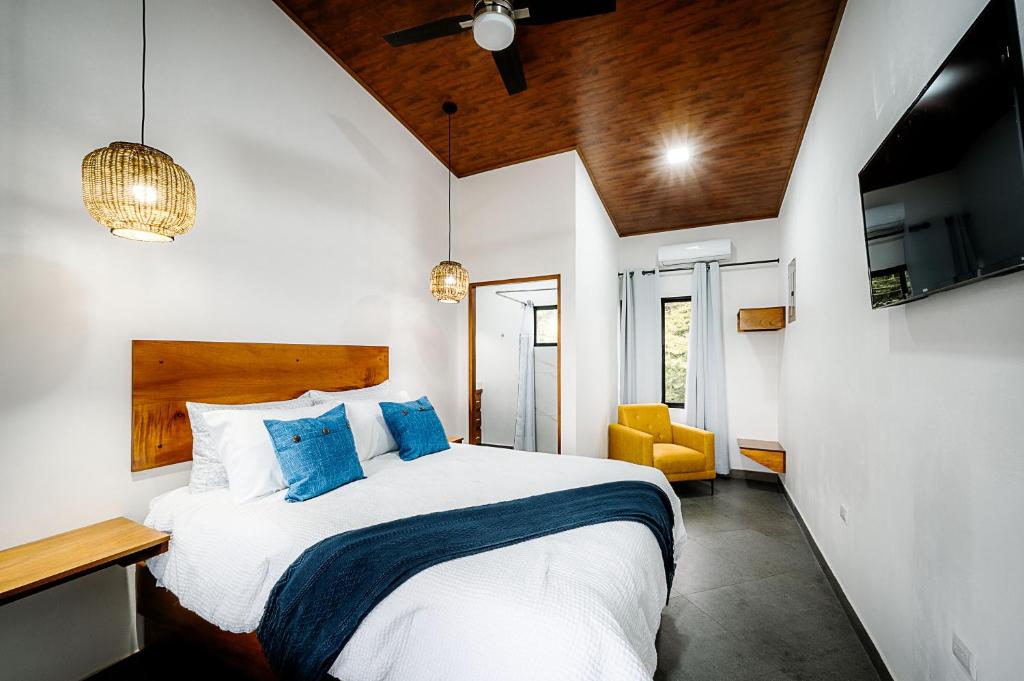 Postel nebo postele na pokoji v ubytování Villas Santa Maria - Private Bay Lake Arenal
