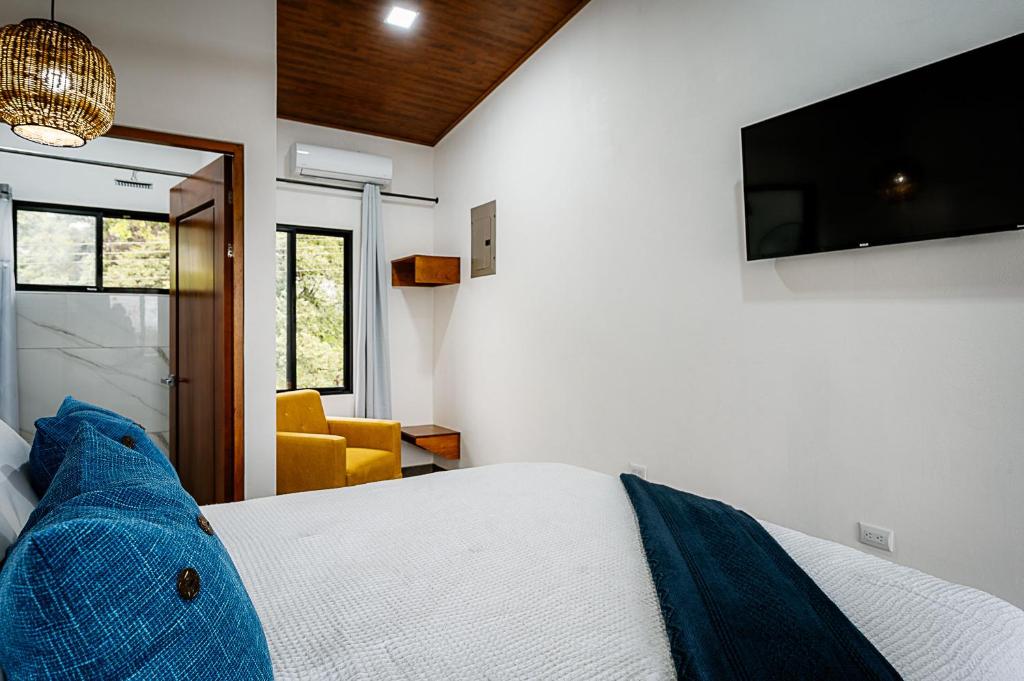 Postel nebo postele na pokoji v ubytování Villas Santa Maria - Private Bay Lake Arenal