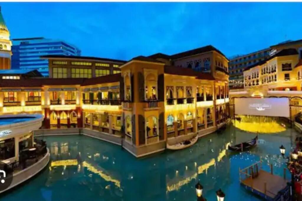 een gebouw met een kanaal met boten erin bij Cozy home Near NAIA & BGC in Manilla