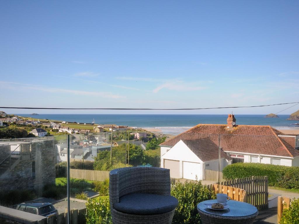 vistas al océano desde el balcón de una casa en Drishti, en Polzeath