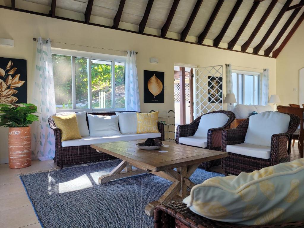 Posezení v ubytování Private villa with large pool & 5min walk to beach