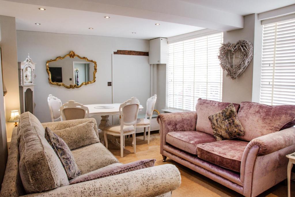 een woonkamer met een bank en een eetkamer bij Whispering Place Georgian Grade II Sleeps 6 Adults 3 mins from Safari Park & Steam Train in Bewdley