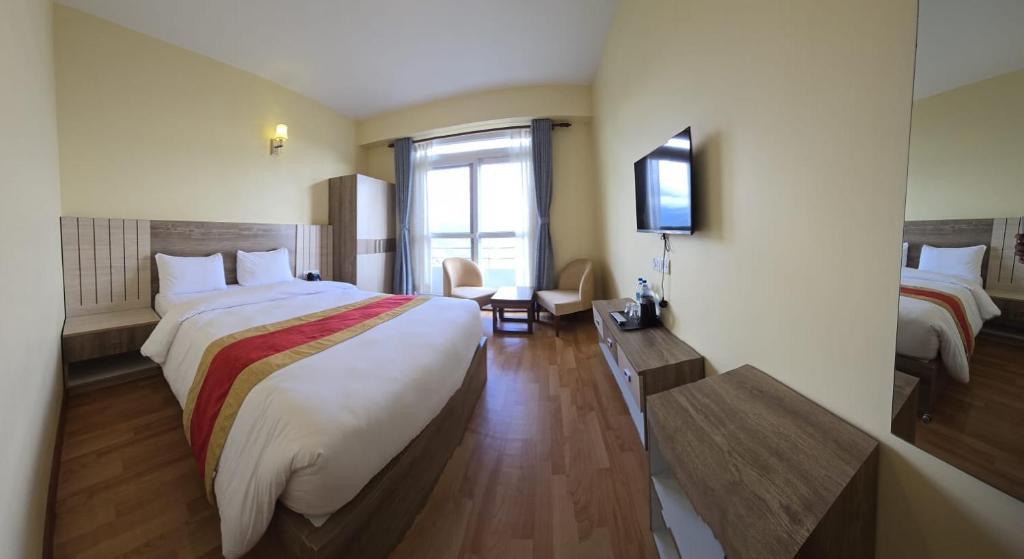 Postel nebo postele na pokoji v ubytování Hotel Dolkha Durbar