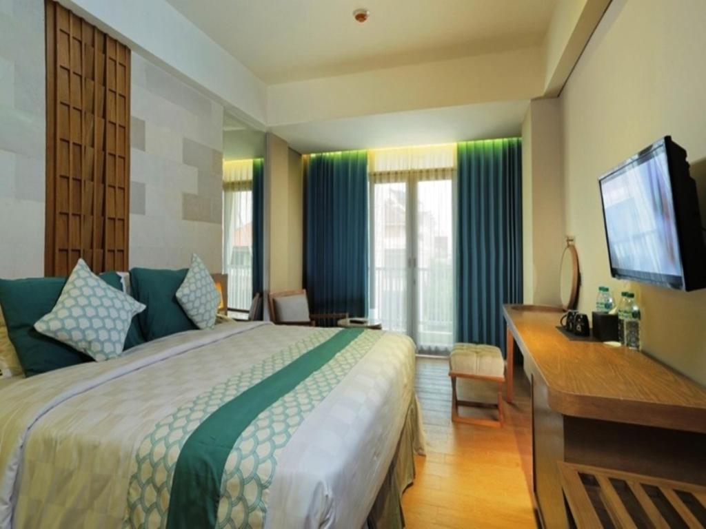 Postel nebo postele na pokoji v ubytování Bedrock Hotel Kuta