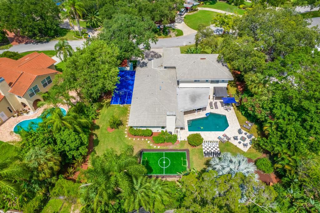 an aerial view of a house with a pool and a yard at Luxury Cristiano Manor 8BR w Pool - 20 Guests in Largo