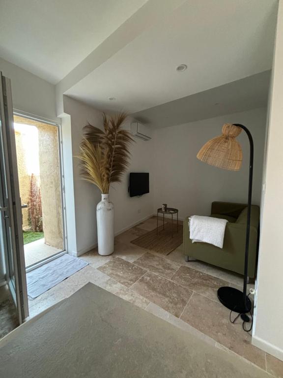 un salon avec un canapé et un vase avec une plante dans l'établissement Grotte love, à Pierrefeu-du-Var