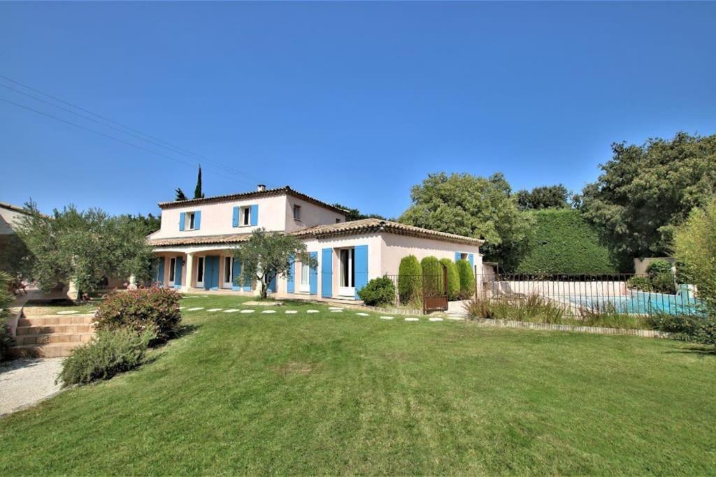 une maison avec une grande cour et une piscine dans l'établissement Villa l'Hestia avec piscine à l'Isle-sur-Sorgue, à LʼIsle-sur-la-Sorgue