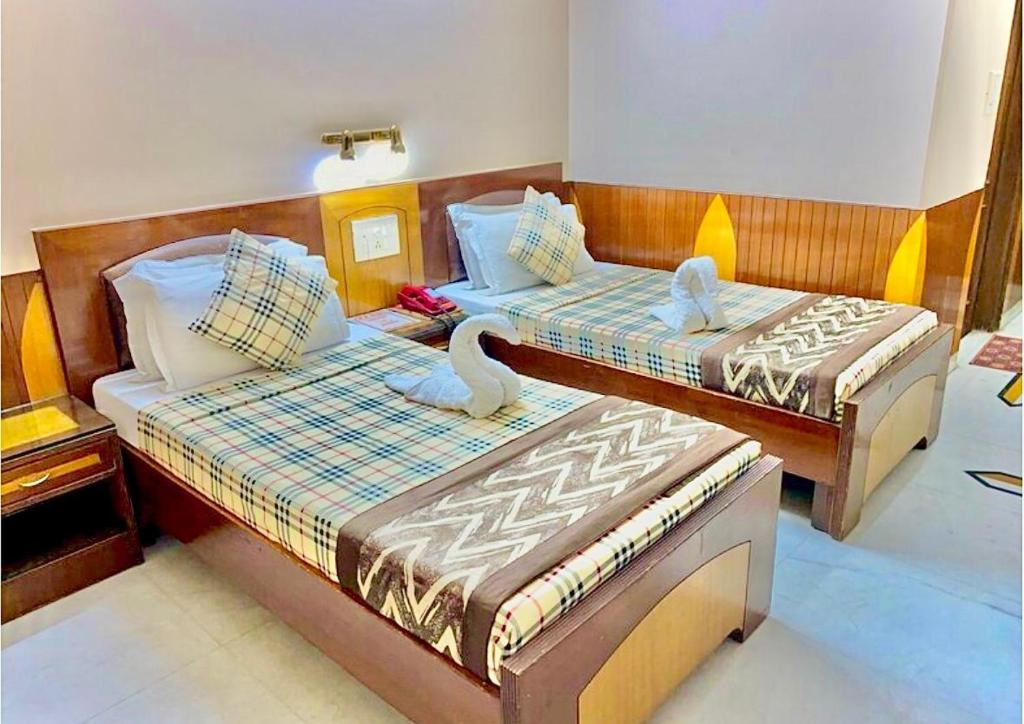 Postel nebo postele na pokoji v ubytování Hotel C Park - 2 mins from Karol Bagh Metro Station, New Delhi