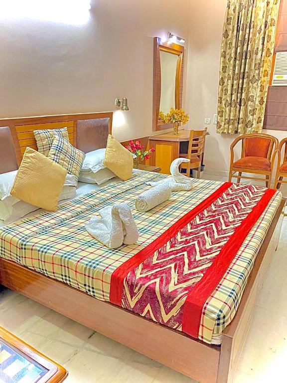 Postel nebo postele na pokoji v ubytování Hotel C Park - 2 mins from Karol Bagh Metro Station, New Delhi
