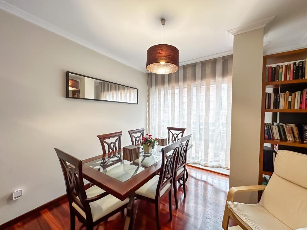 Posedenie v ubytovaní Apartamento completo, amplio, muy iluminado y con plaza de garaje incluida.