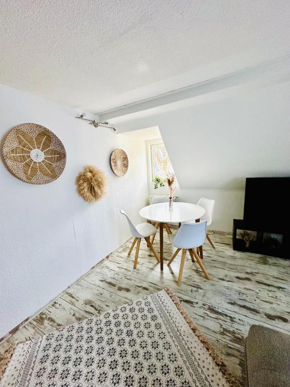 a living room with a table and chairs at Ferienwohnungen Dörte & Stella Hof Saale in Hof