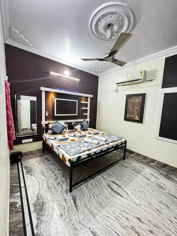 a bedroom with a large bed in a room at Rose Merry Guesthouse in Bikaner