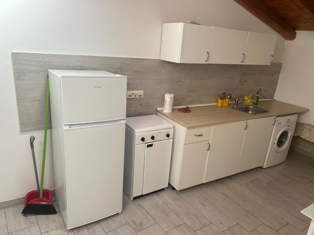 Kuchyňa alebo kuchynka v ubytovaní Deni's Apartments