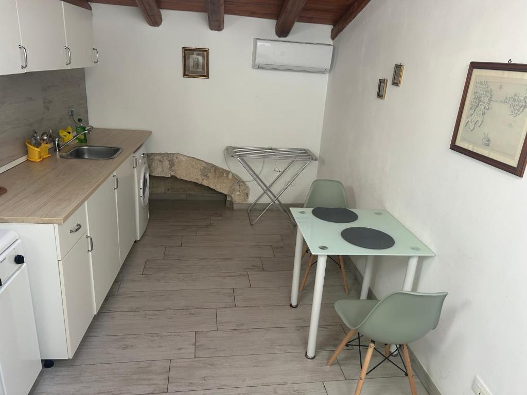 Kuchyňa alebo kuchynka v ubytovaní Deni's Apartments